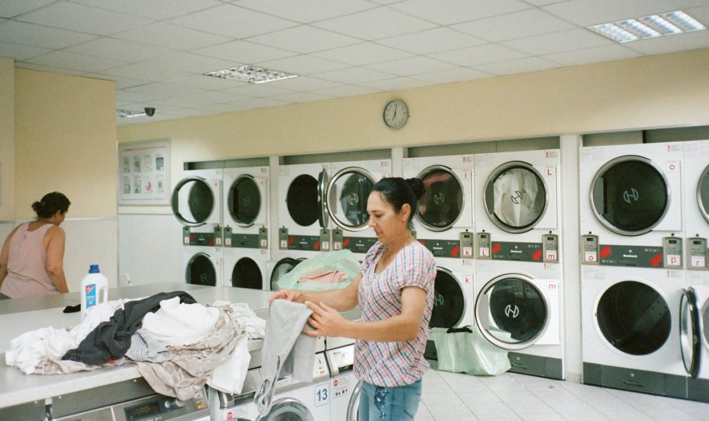 12 Contoh Brosur Laundry Menarik yang Bisa Jadi Referensi